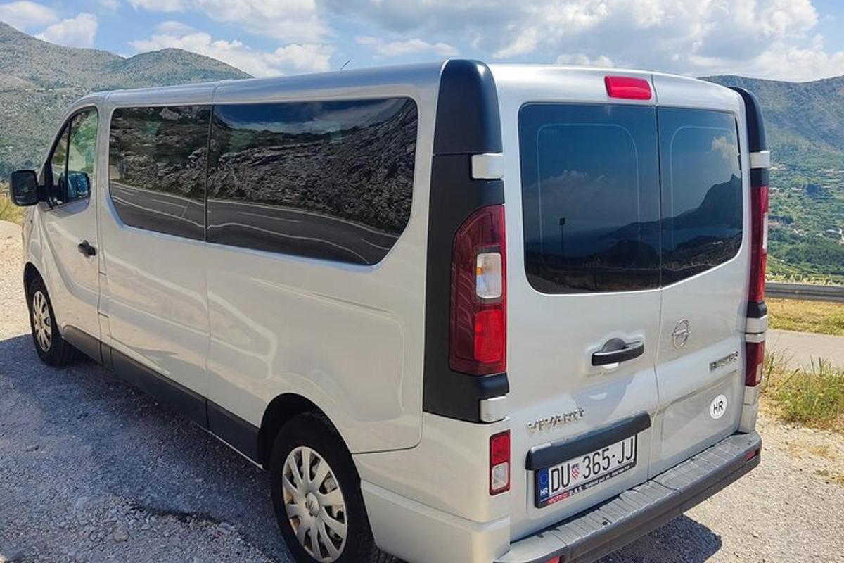 egy fehér furgon parkolt az út szélén