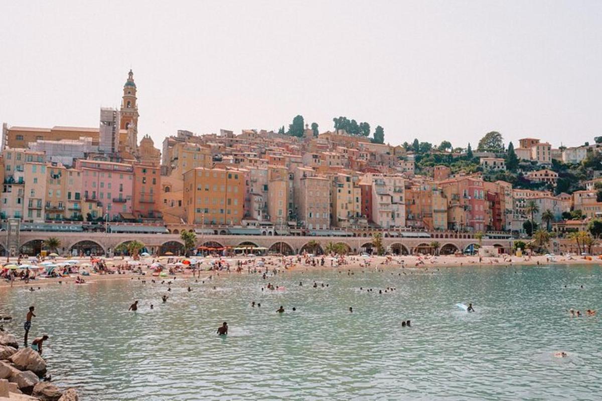 un gruppo di persone in acqua su una spiaggia