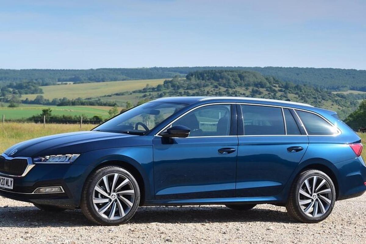 un'auto blu parcheggiata su una strada sterrata