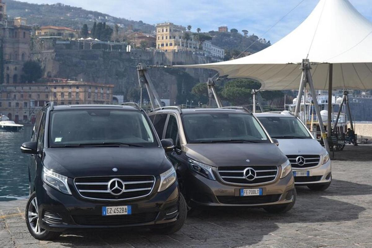 három autó parkolt egy vízparti parkolóban