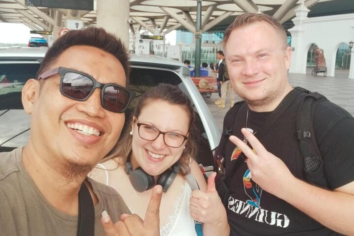 dua lelaki dan seorang wanita bergambar