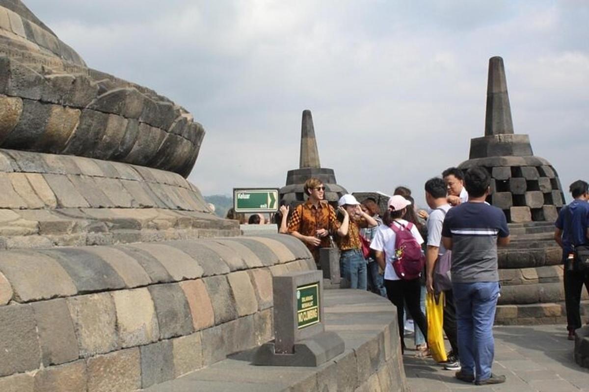 sekumpulan orang berdiri di hadapan monumen