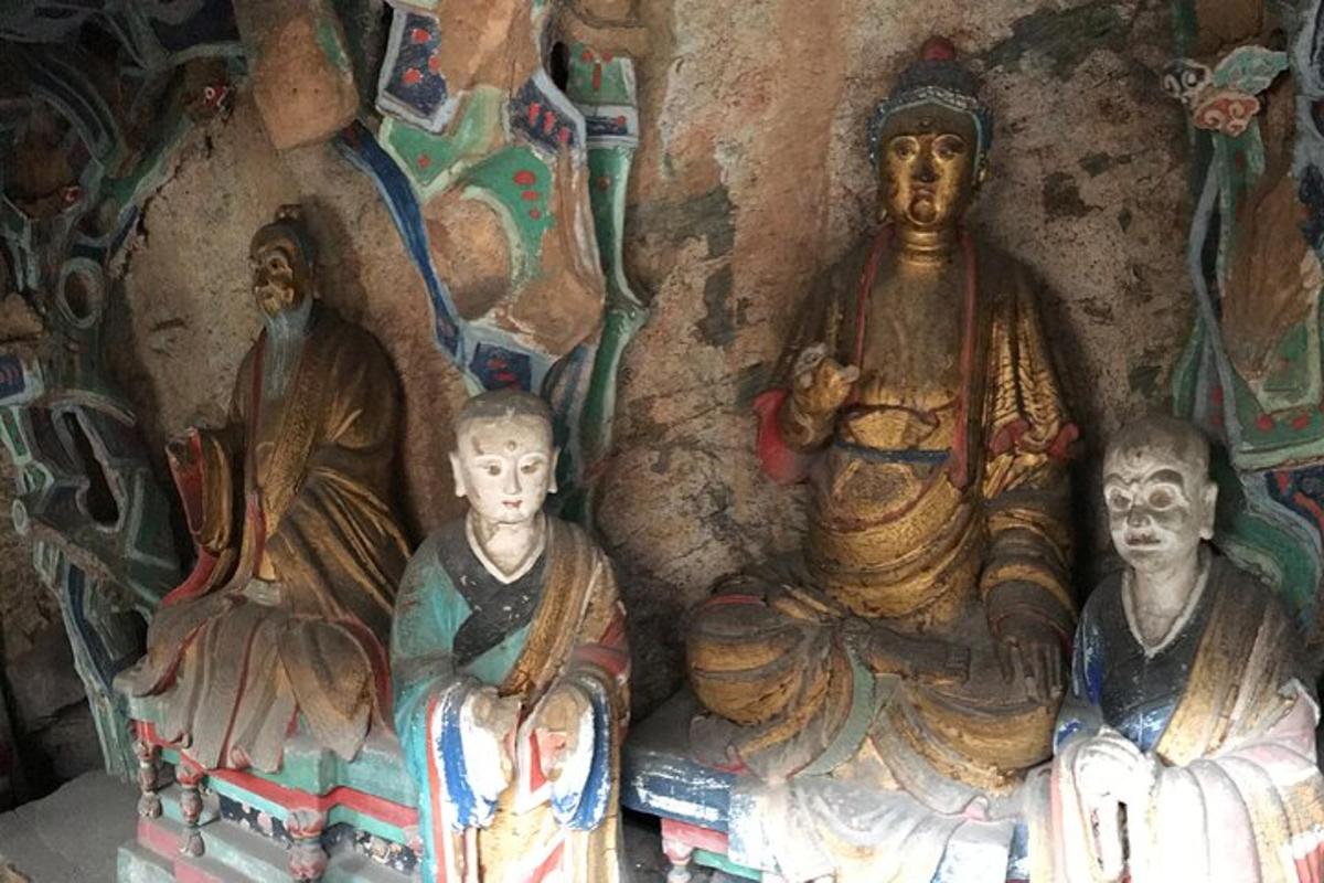 un gruppo di statue di persone in una grotta