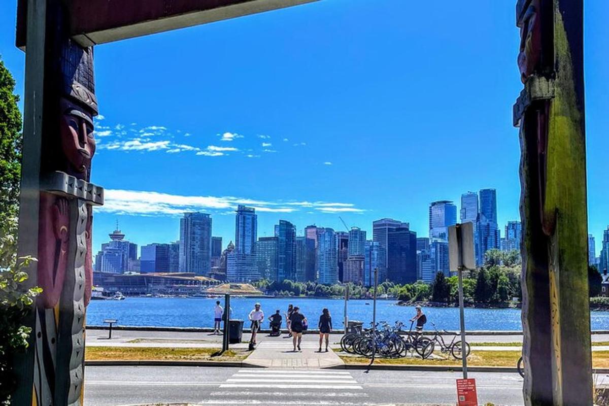 una vista dello skyline di una città con persone che camminano su un marciapiede