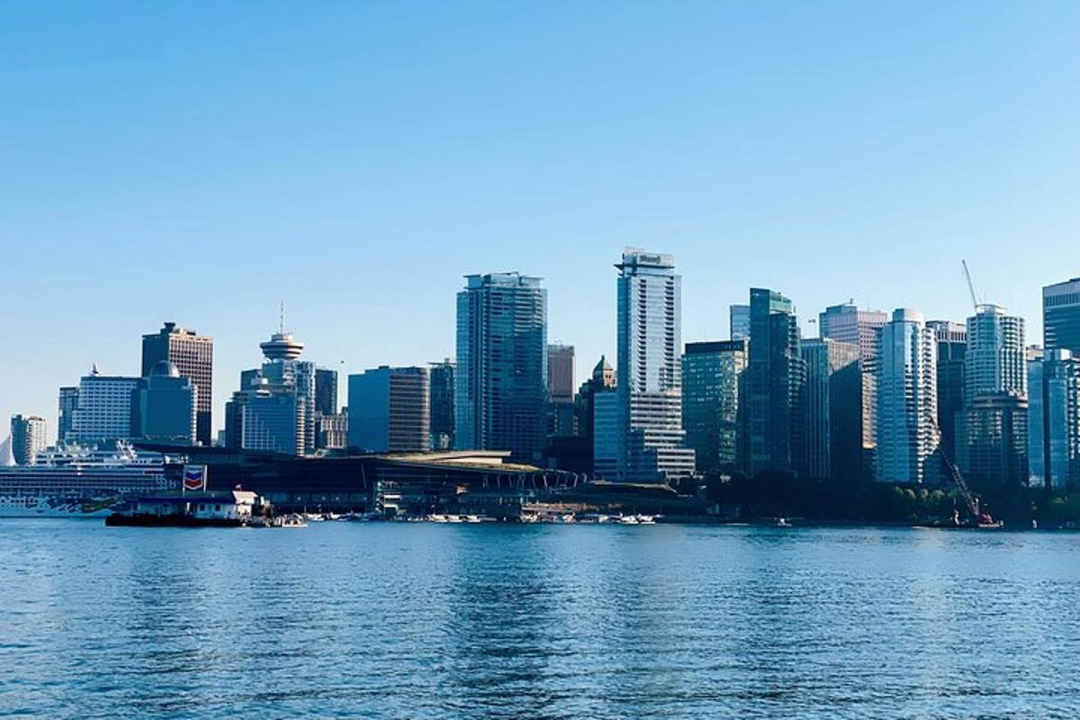 una vista di una città dall'acqua con