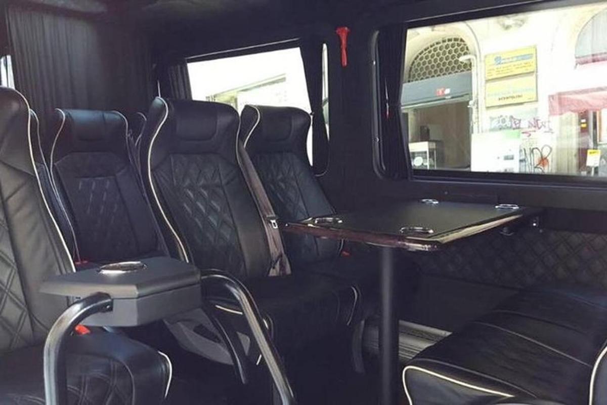 un autobús buit amb cadires i una taula a dins