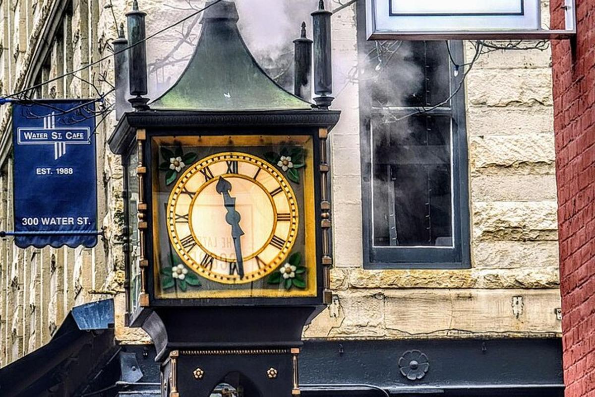 eine Uhr an der Seite eines Gebäudes
