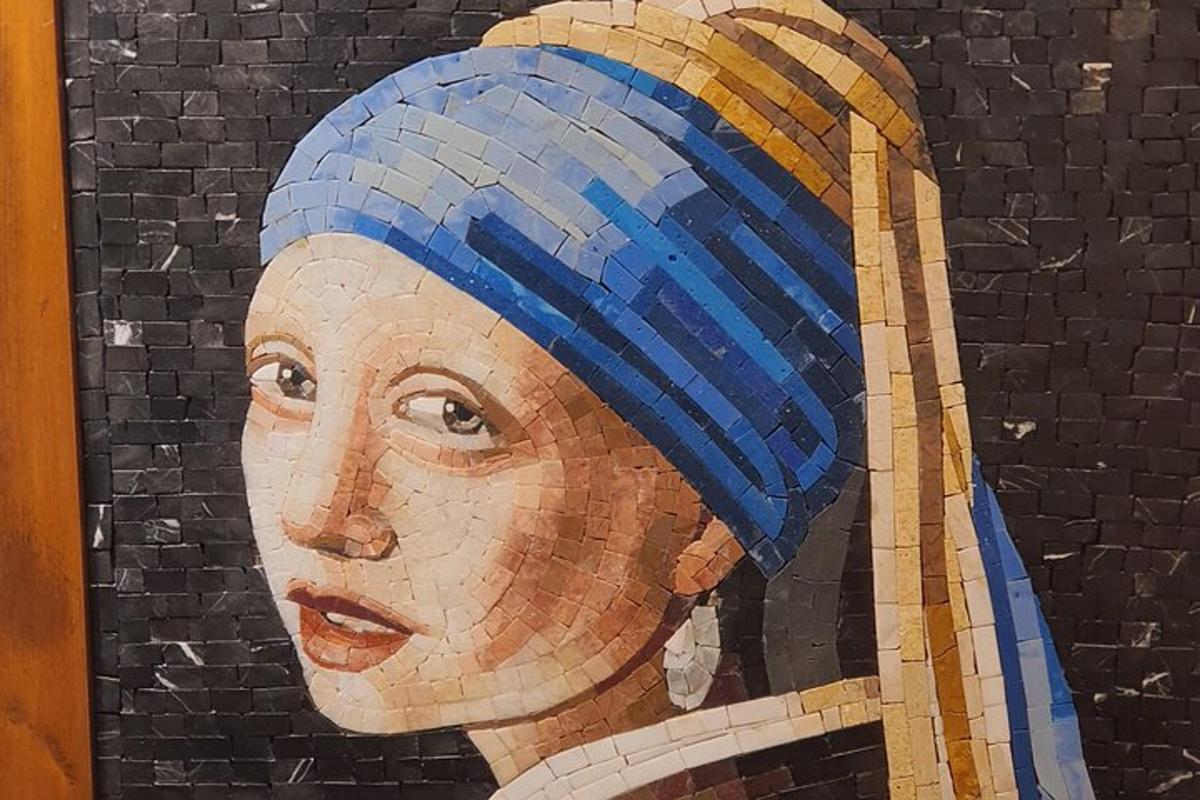 un dipinto di una donna che indossa un hijab blu