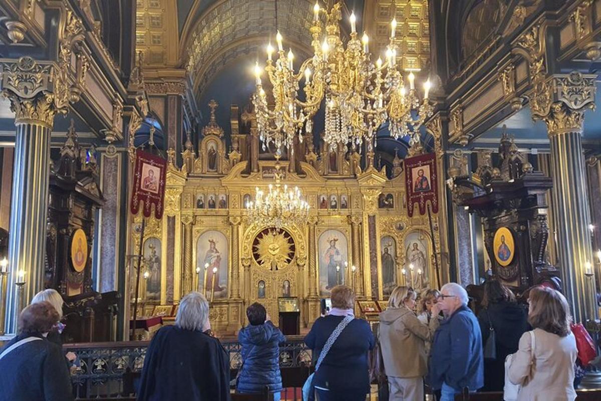 un gruppo di persone in piedi in una chiesa