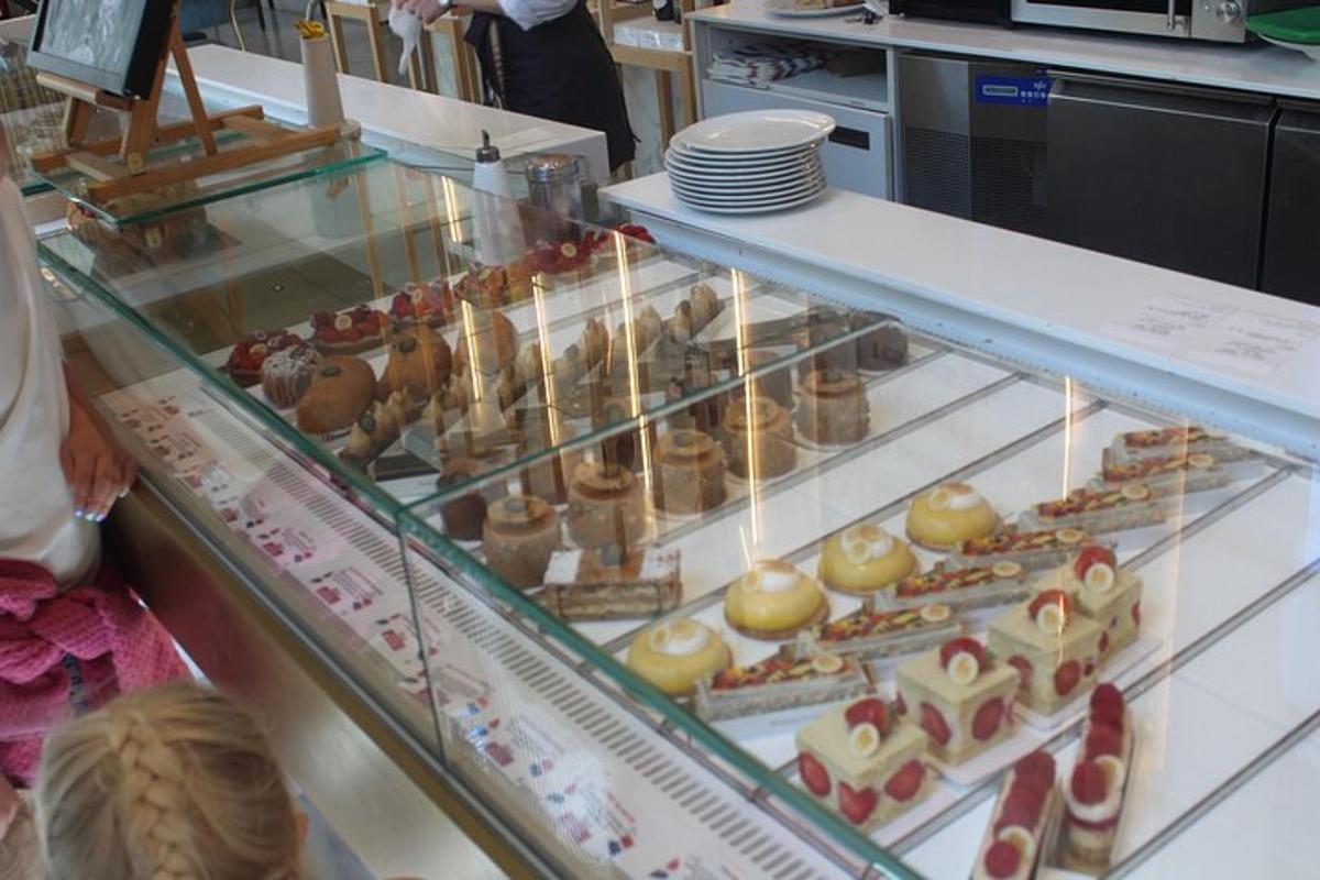 vitrina, pripildyta daugybės įvairių rūšių pyragaičių