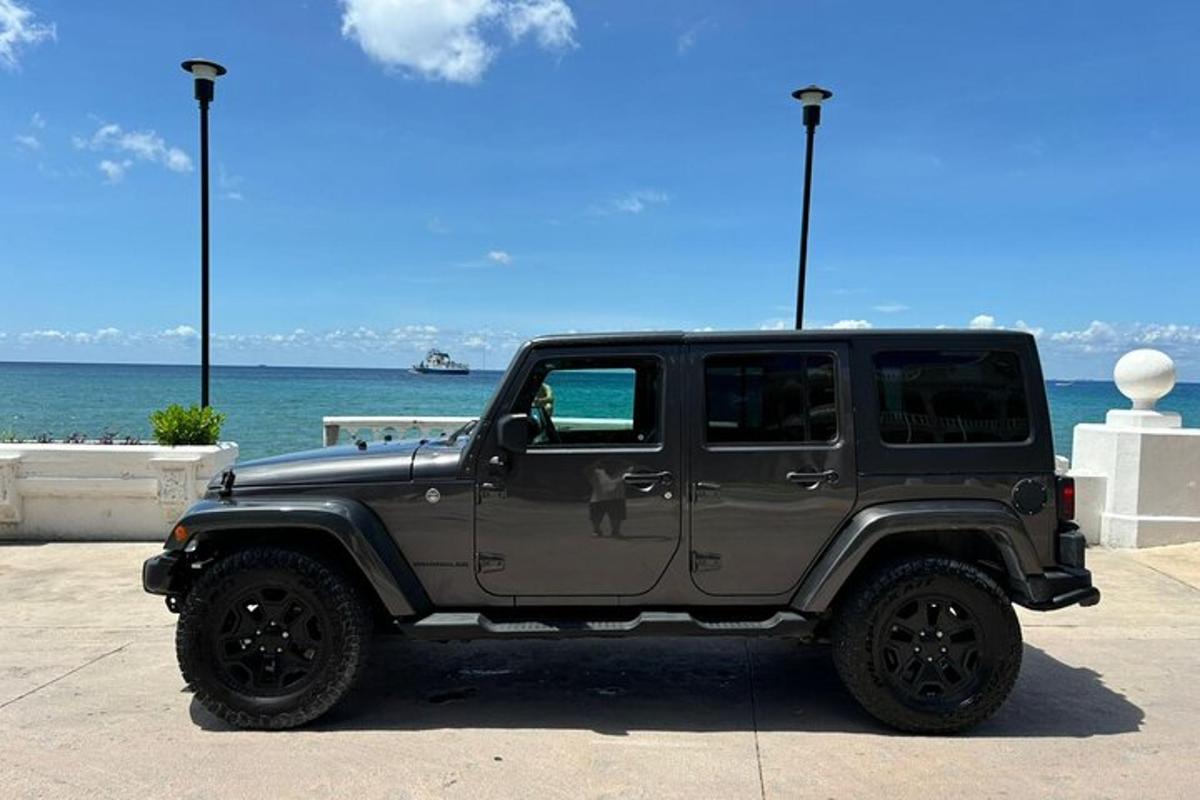 un jeep gris aparcat davant de l'oceà