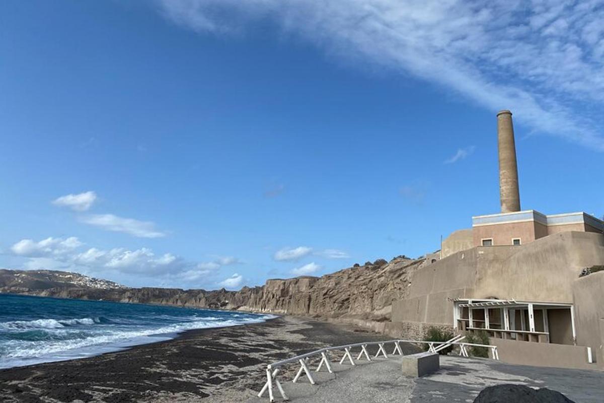 海の近くのビーチにある建物