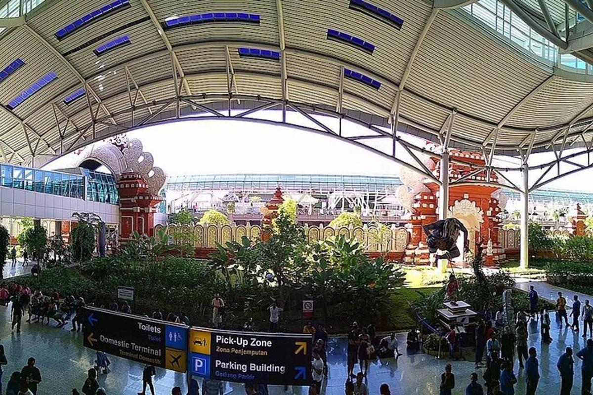 sekelompok orang berjalan di pusat perbelanjaan