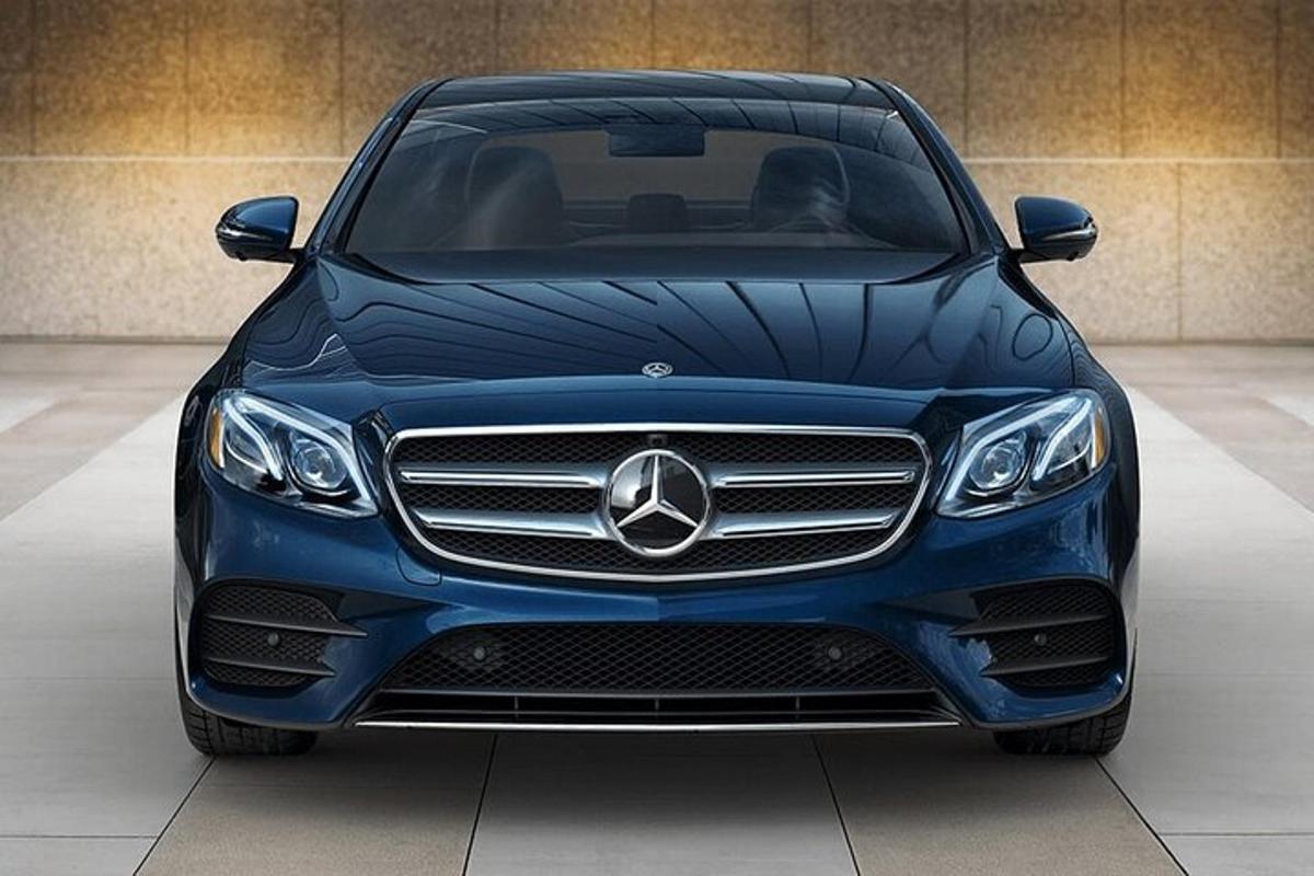 Blár Mercedes Benz bíll lagður í bílskúr