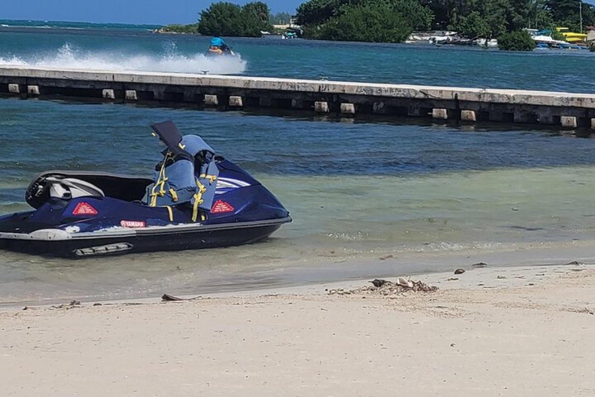 una moto d'acqua parcheggiata sulla spiaggia accanto a un molo