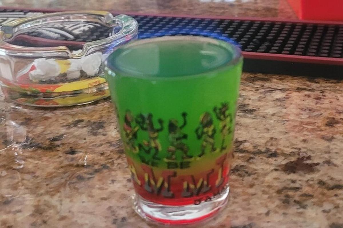 un bicchiere verde appoggiato su un tavolo