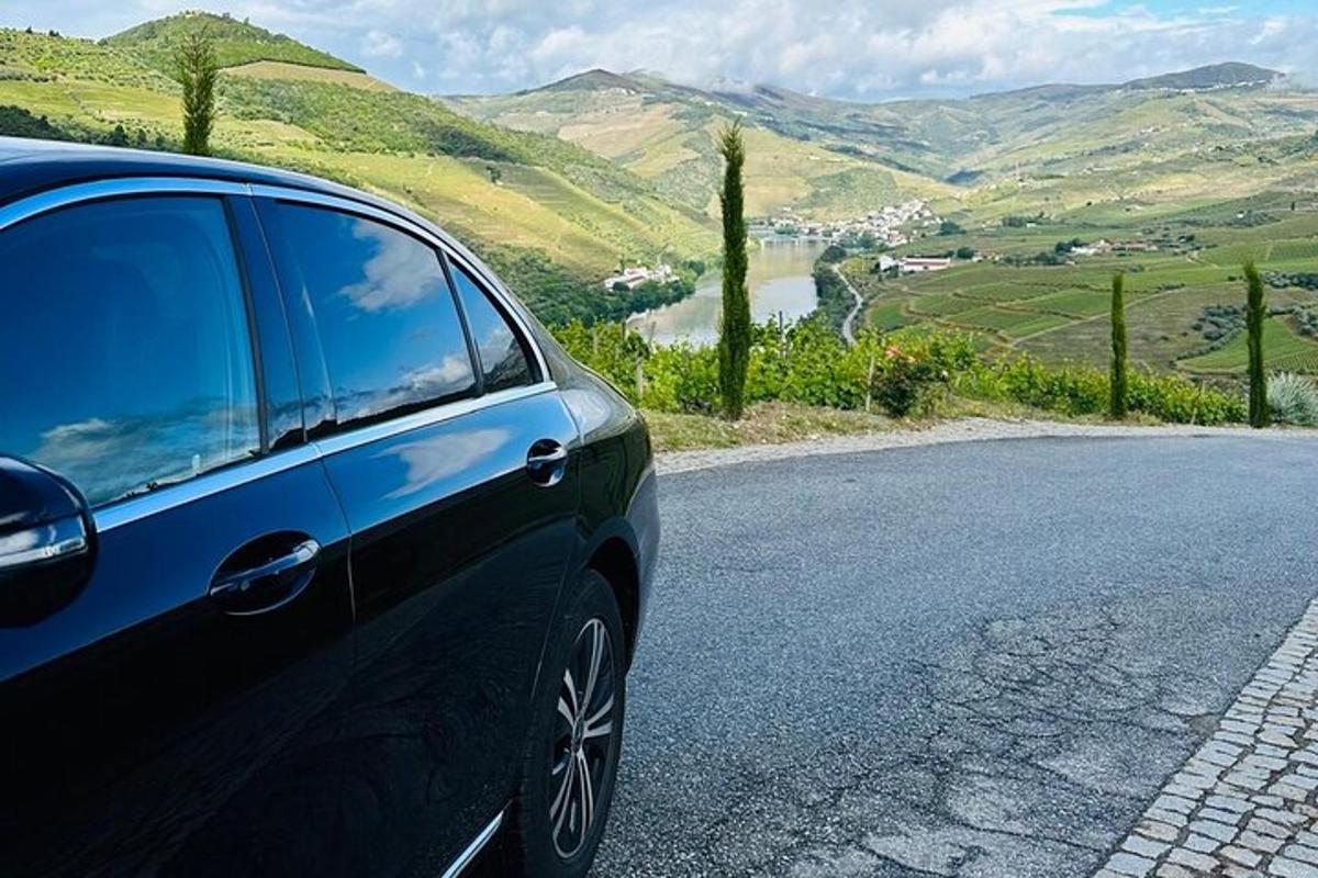modré auto zaparkované na kraji silnice