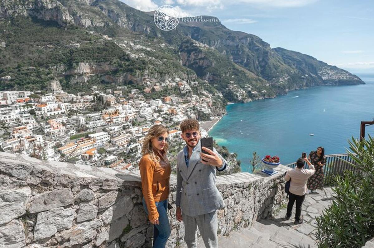 Muž a žena fotí pobřeží Amalfi