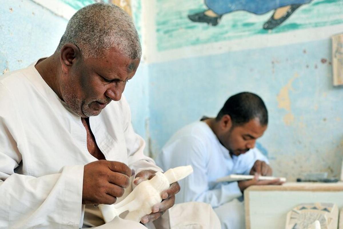 Dos hombres en una habitación mirando un trozo de papel.