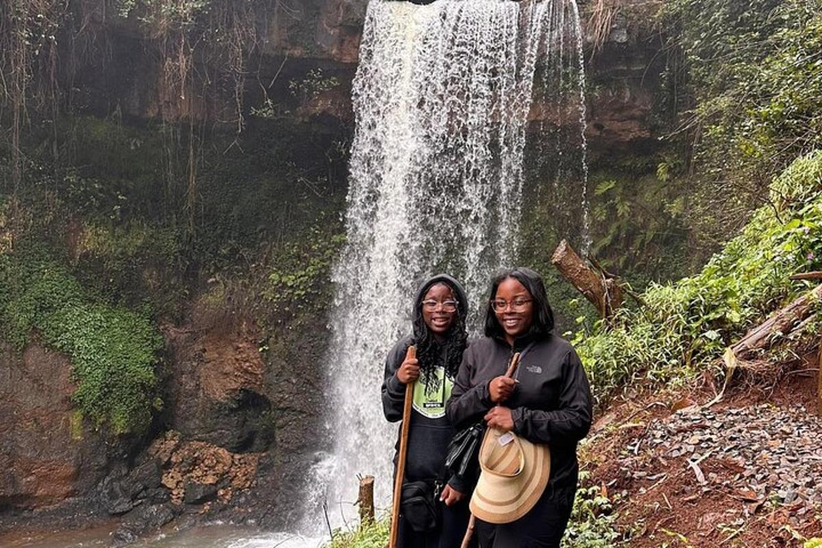 due donne in piedi davanti a una cascata