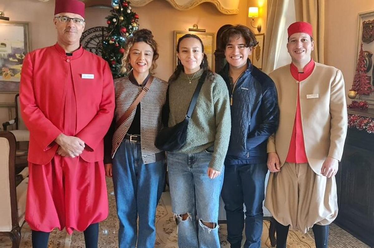 een groep mensen die voor een kerstboom staan
