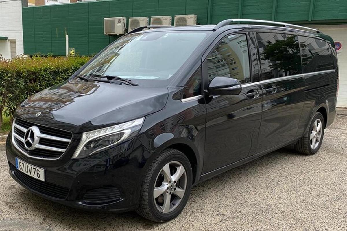 une camionnette noire garée sur un parking