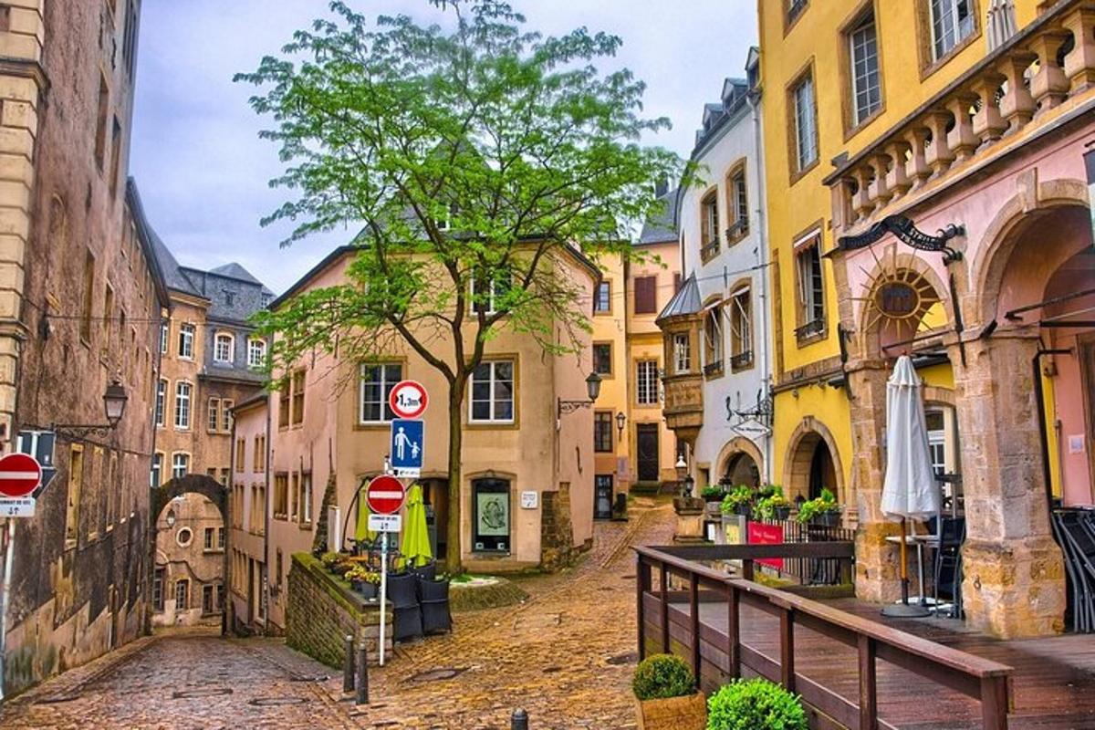 una vecchia strada in una città con edifici