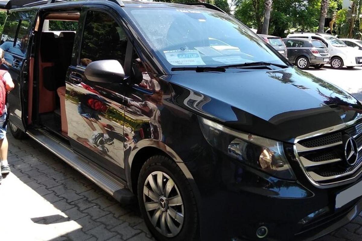 un'auto nera con una pubblicità sul lato