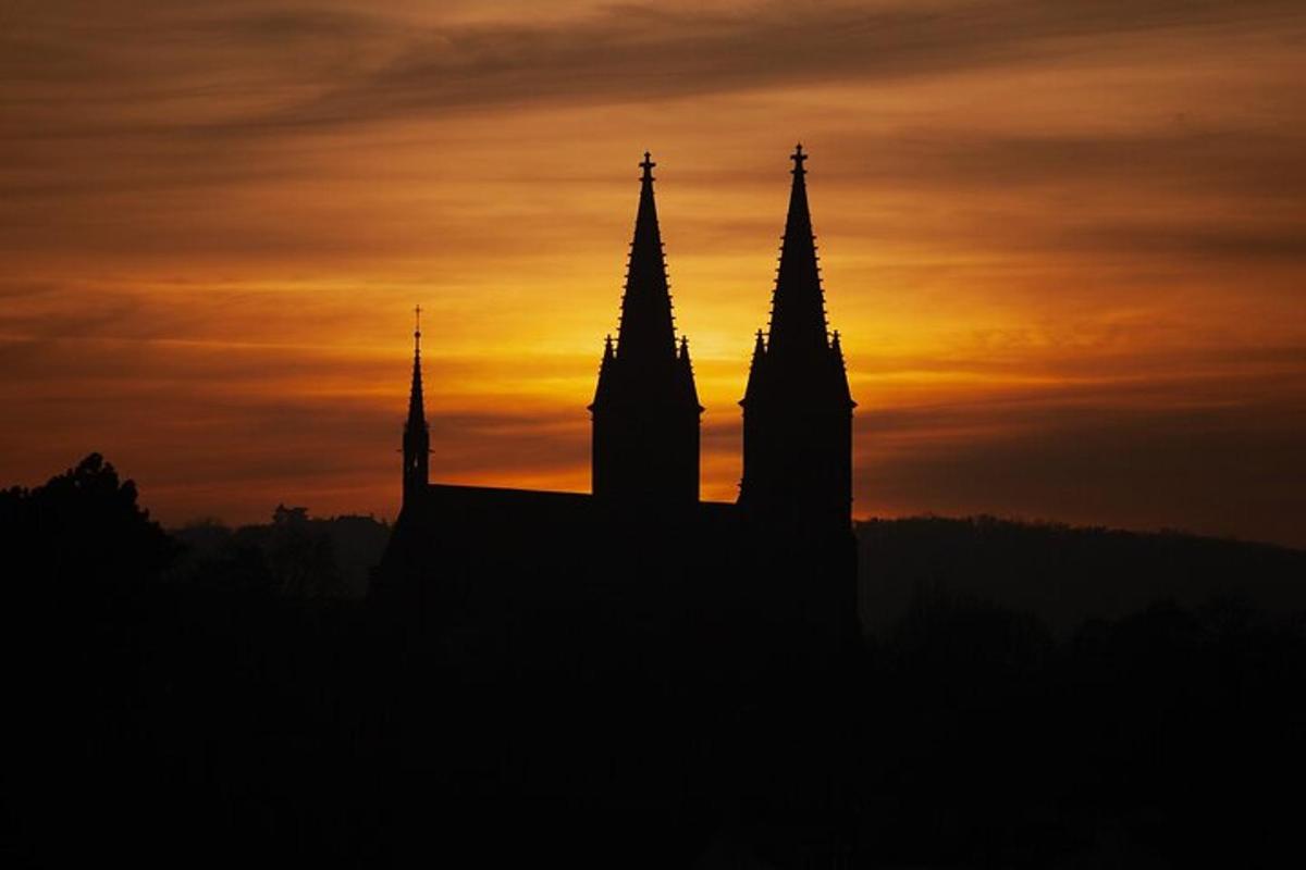 silueta budovy se západem slunce v pozadí