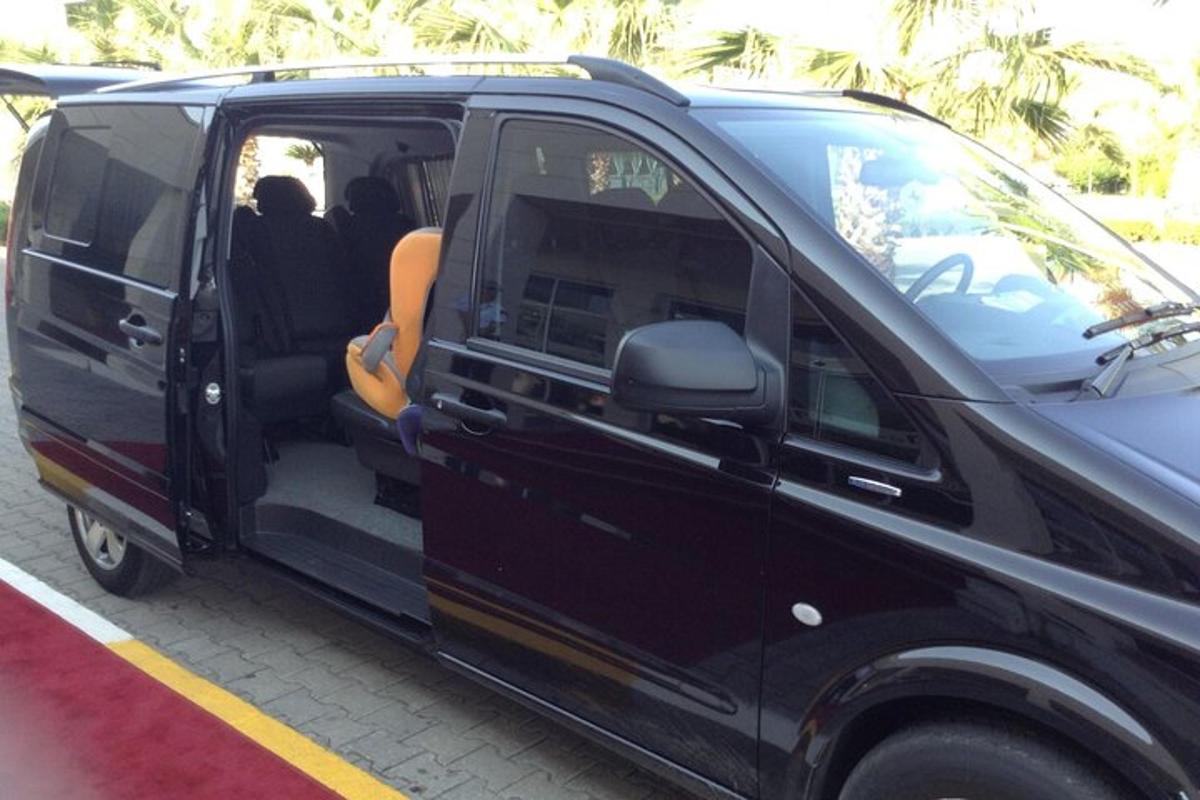 un furgone nero parcheggiato in un parcheggio con la portiera aperta