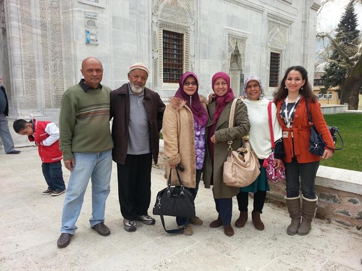 un grup de oameni care stau în fața unei clădiri