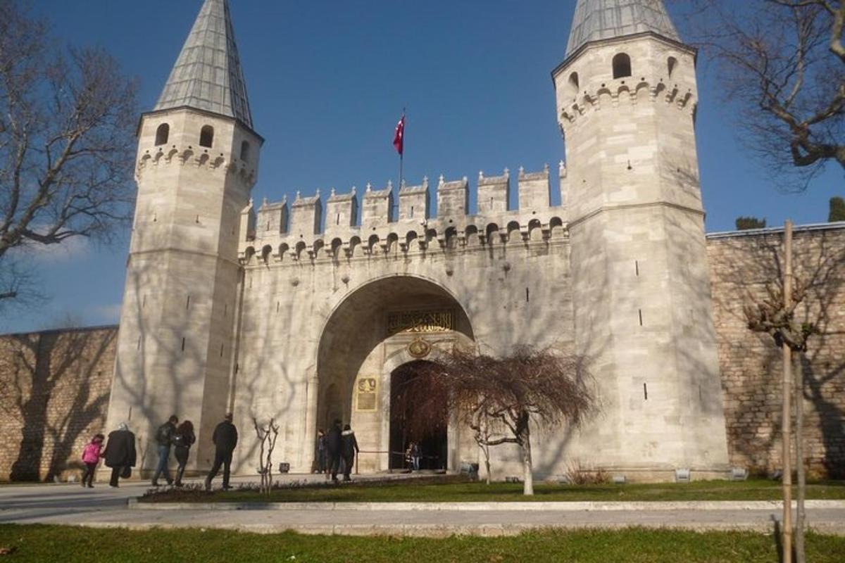 un castel mare cu o poartă și o clădire