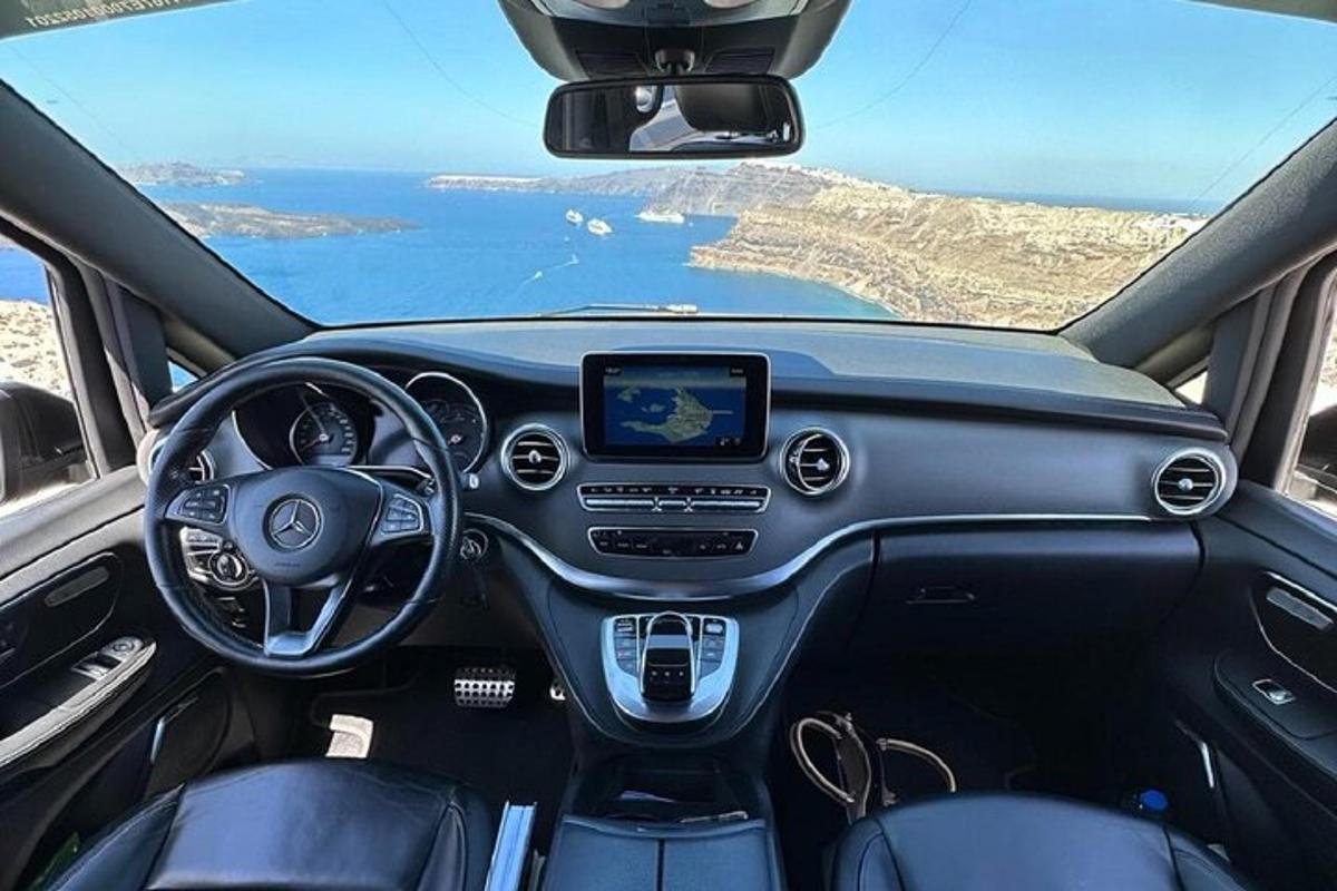 skats no automašīnas salona ar stūri un instrumentu paneli
