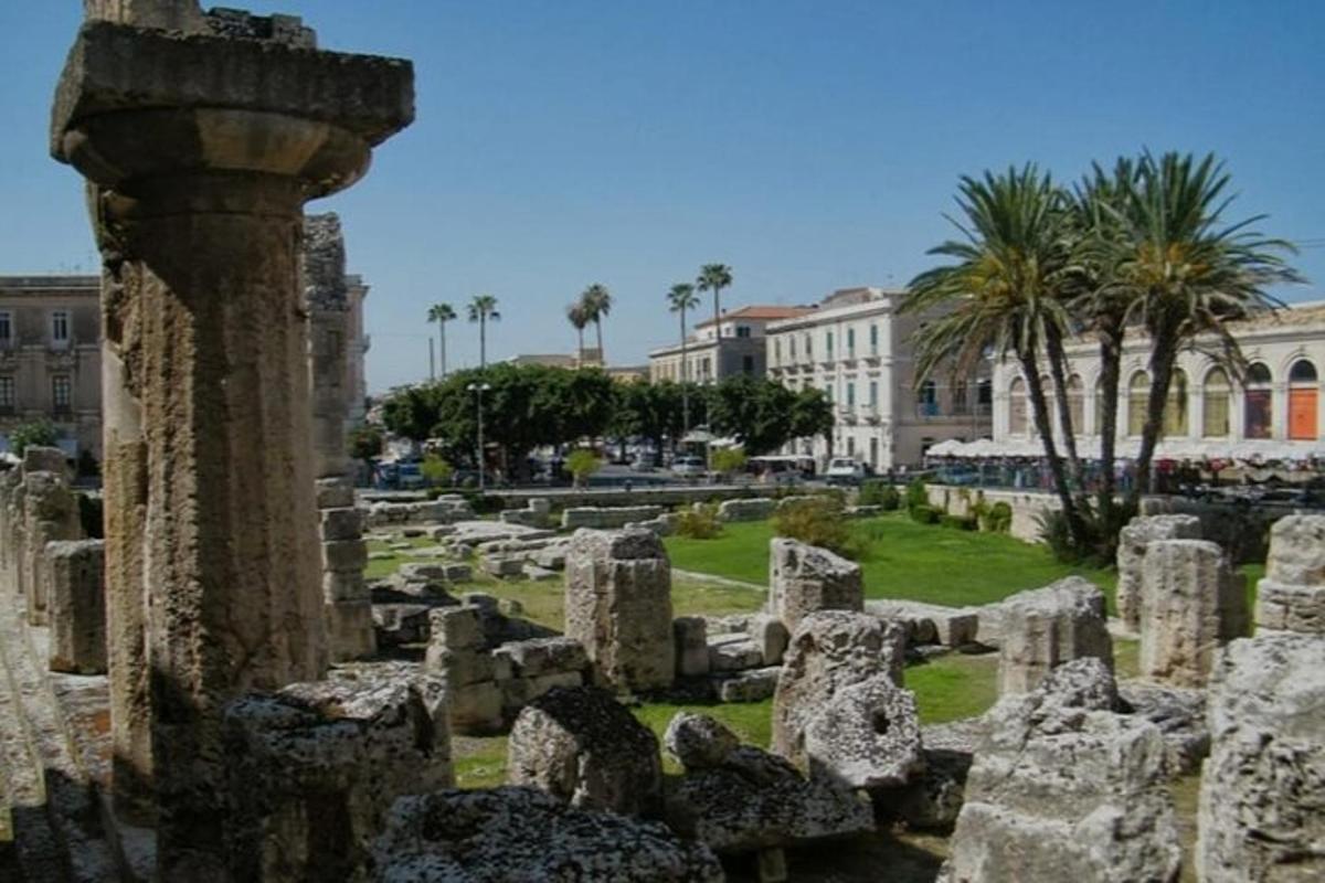 una vista delle rovine di un edificio con palme