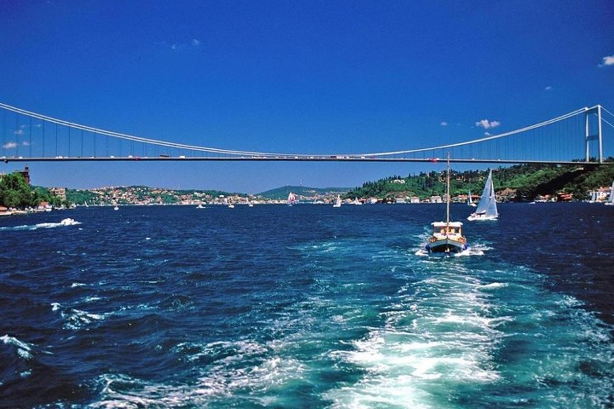 um barco na água debaixo de uma ponte