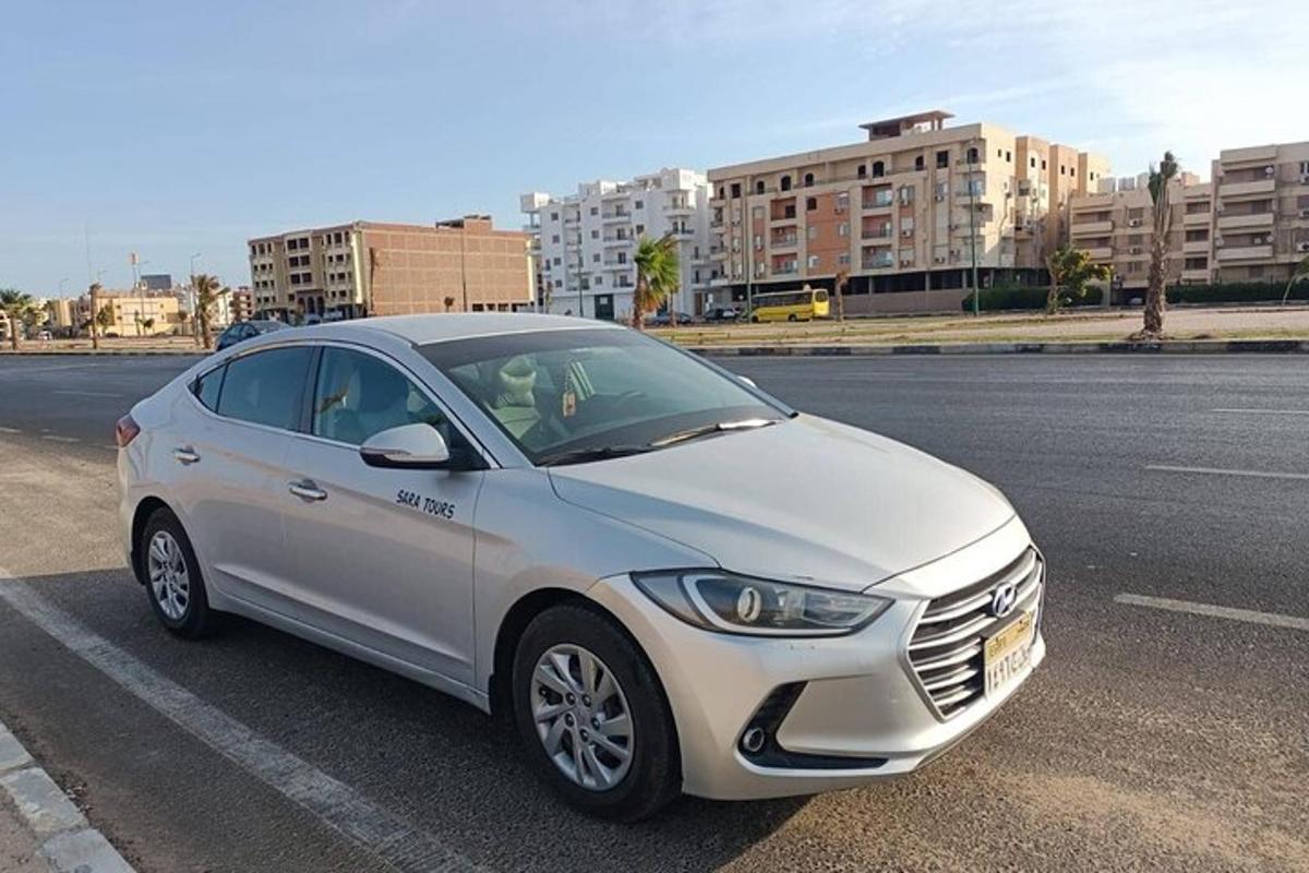 Un coche plateado aparcado al costado de una calle
