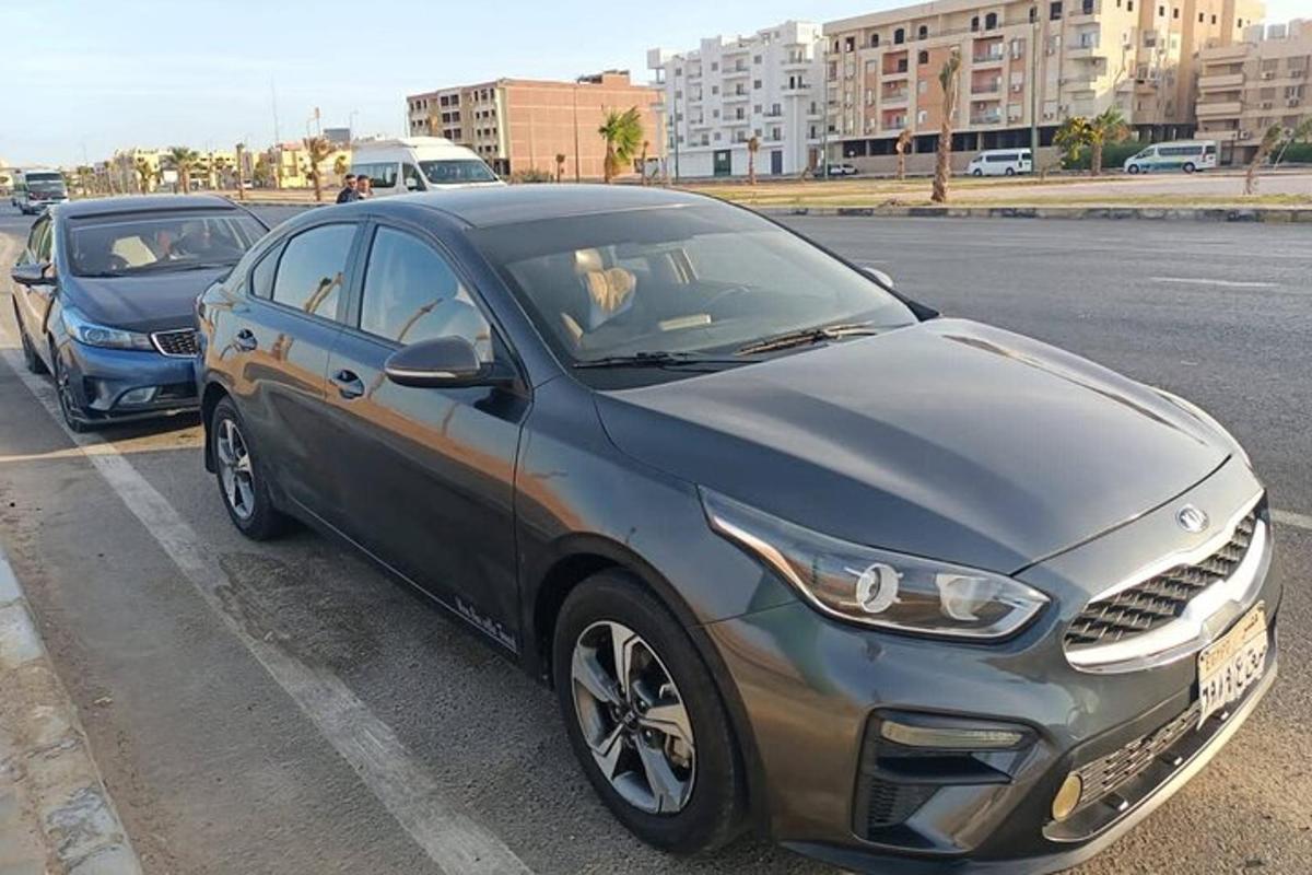 egy ezüst és fekete autó parkolt a parkolóban
