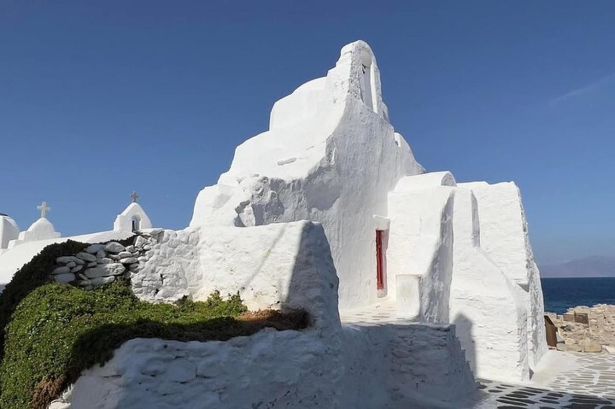 un edificio bianco con una porta rossa sul lato