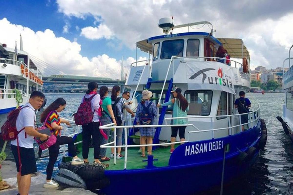 um grupo de pessoas em pé em um barco na água