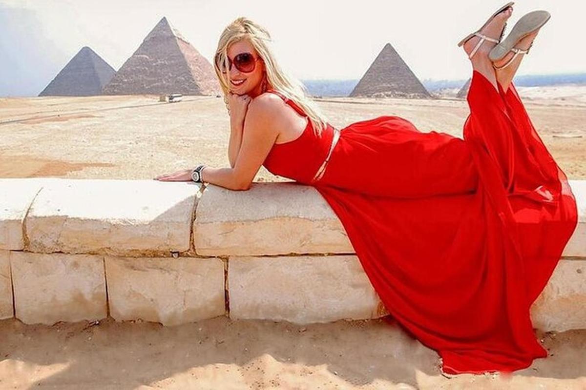 en kvinne som ligger på en vegg foran pyramider
