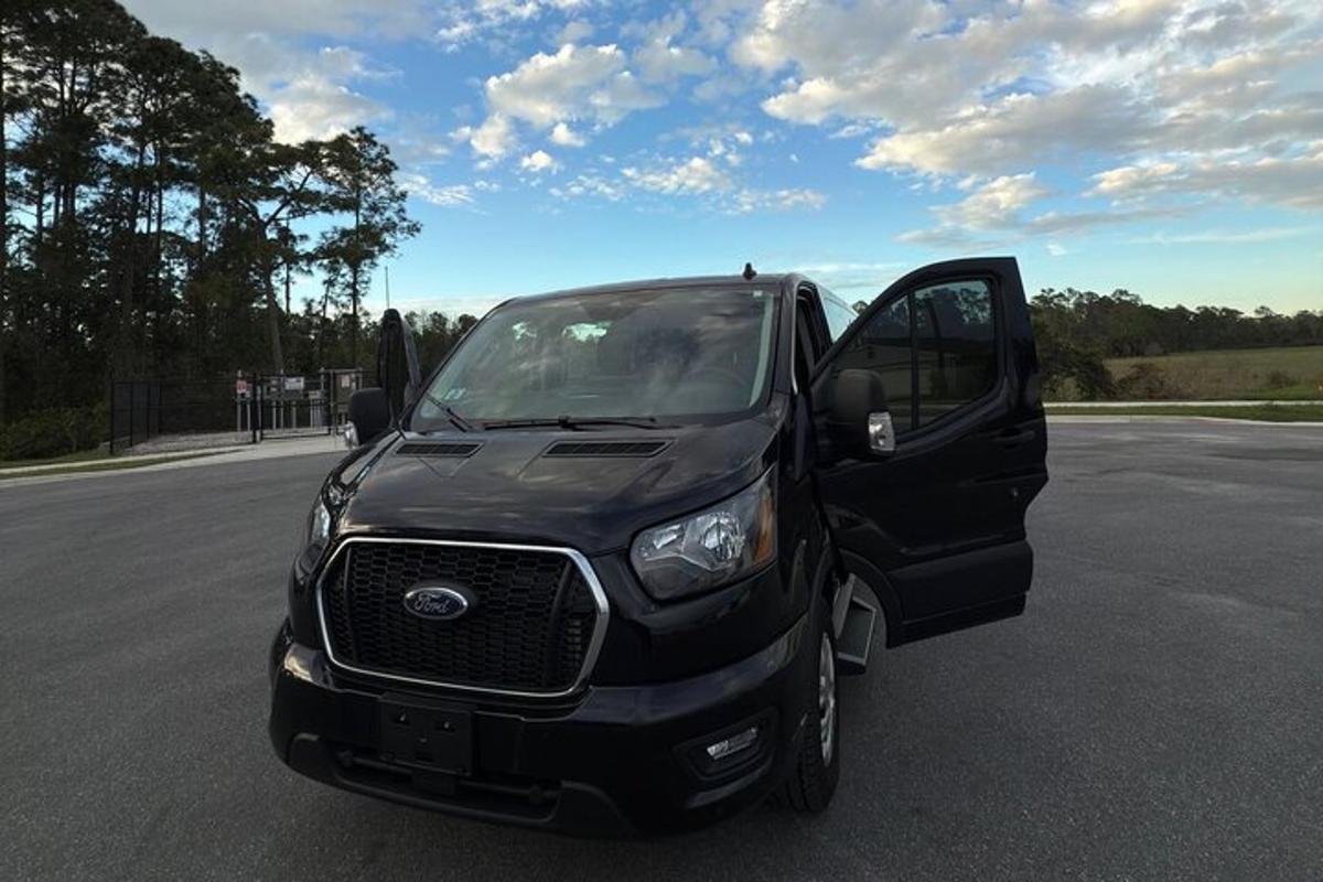 um caminhão preto estacionado em um estacionamento