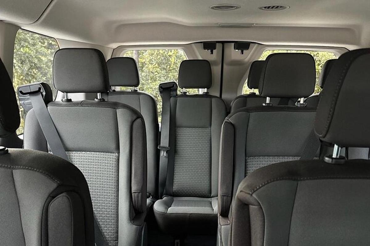 una vista de los asientos traseros de un coche