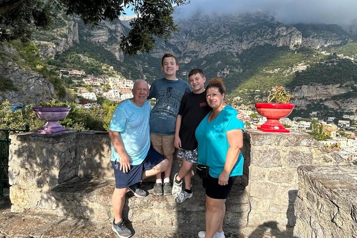 um grupo de pessoas posando para uma foto em uma montanha