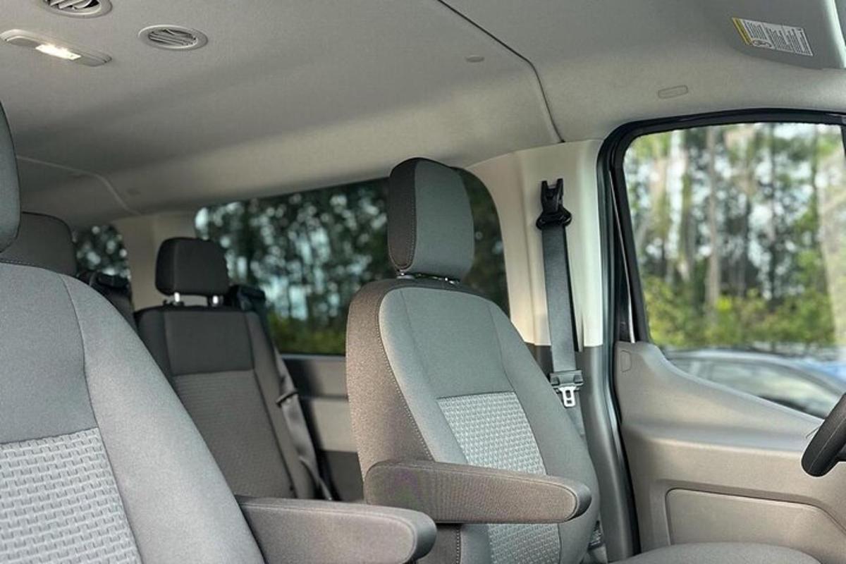 una vista de los asientos traseros de un coche