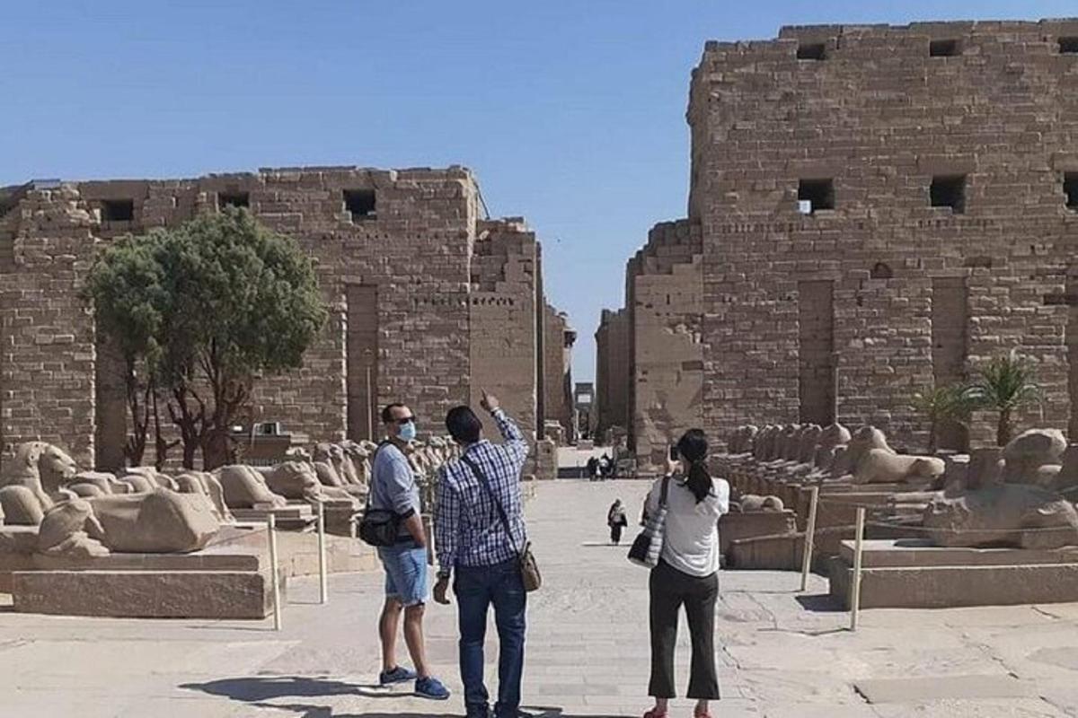 un gruppo di persone in piedi davanti a un edificio