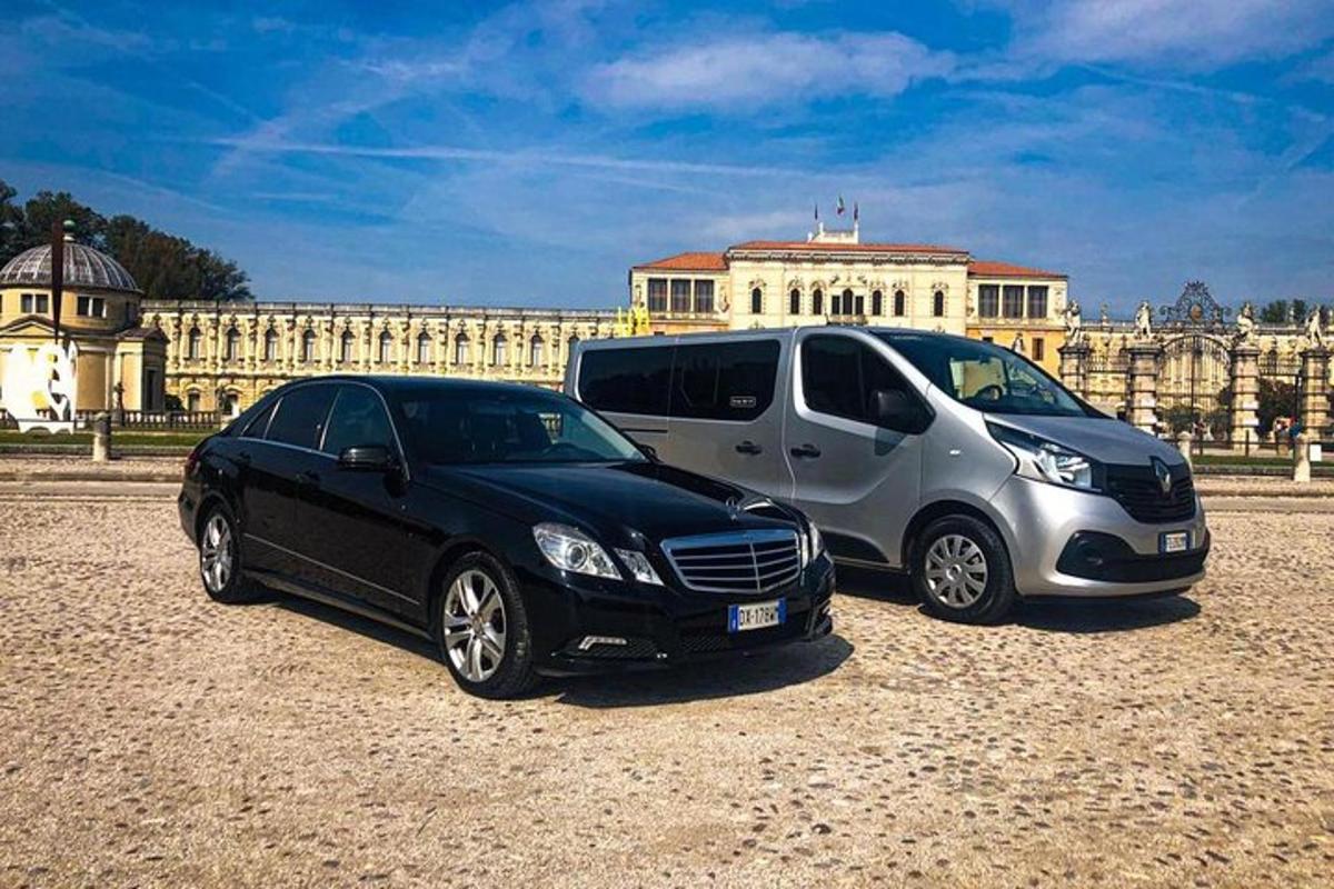 два автомобілі, припарковані поруч один з одним перед будівлею