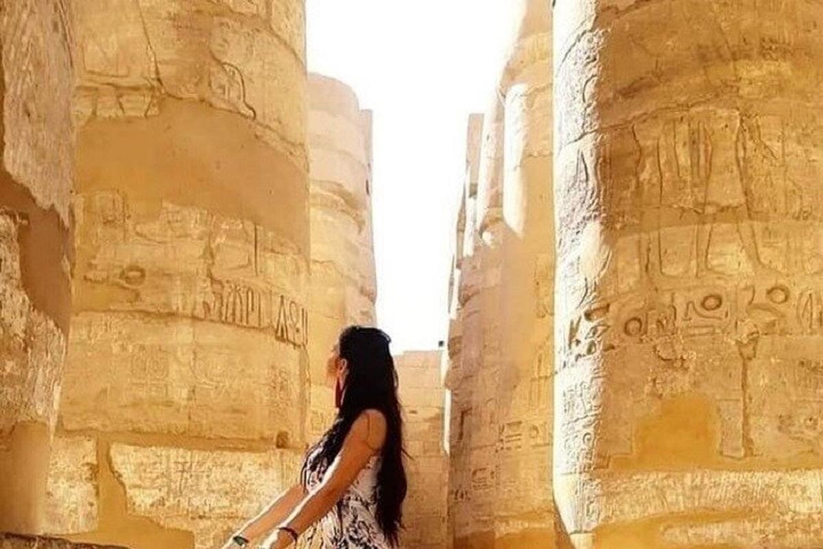 una donna in piedi tra le rovine del tempio