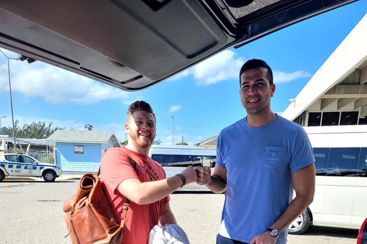 dva muži si podávají ruce před autobusem