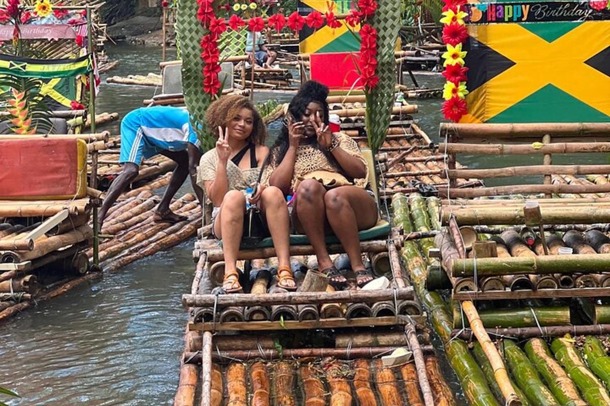 twee vrouwen zitten op een vlot in het water