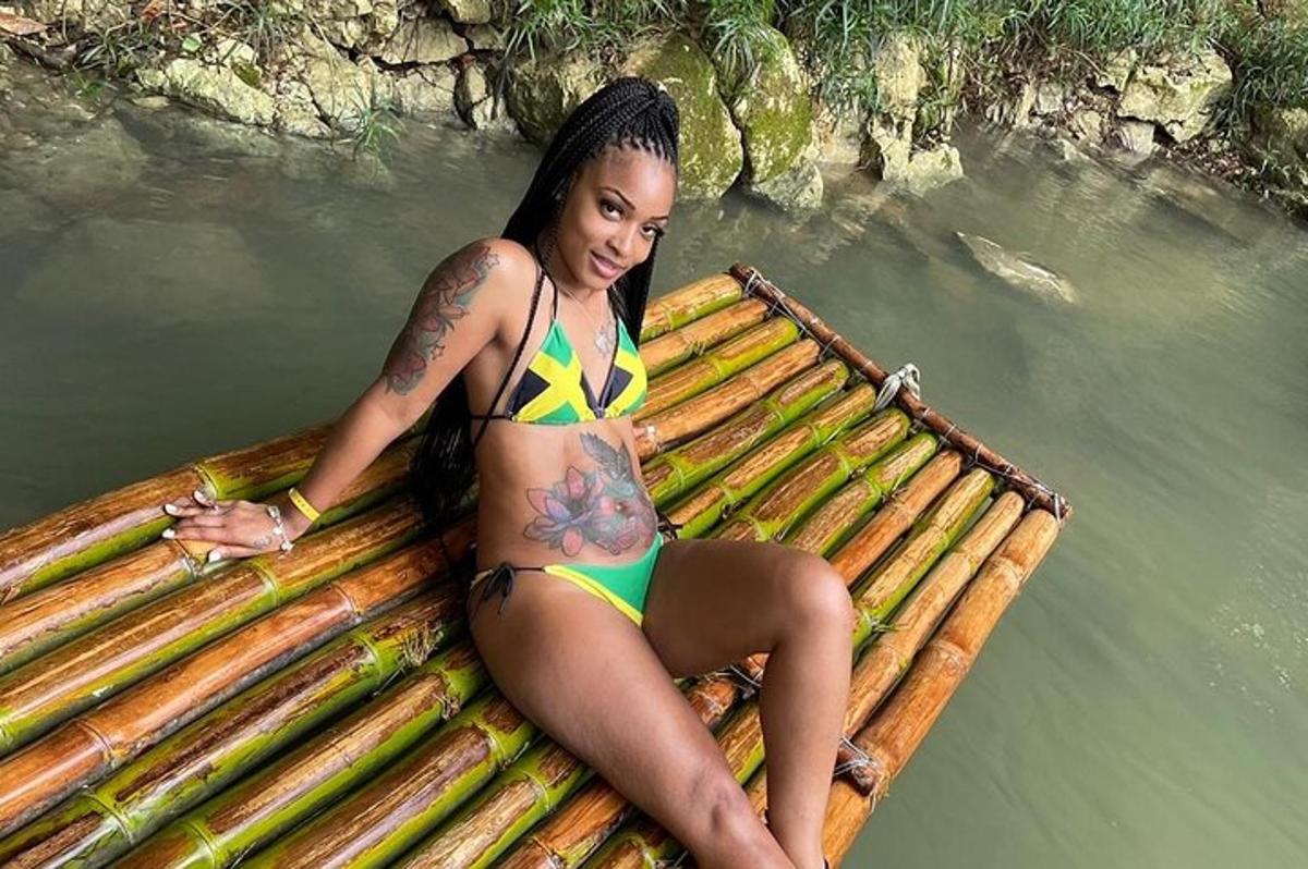 een vrouw in bikini zittend op een vlot in het water